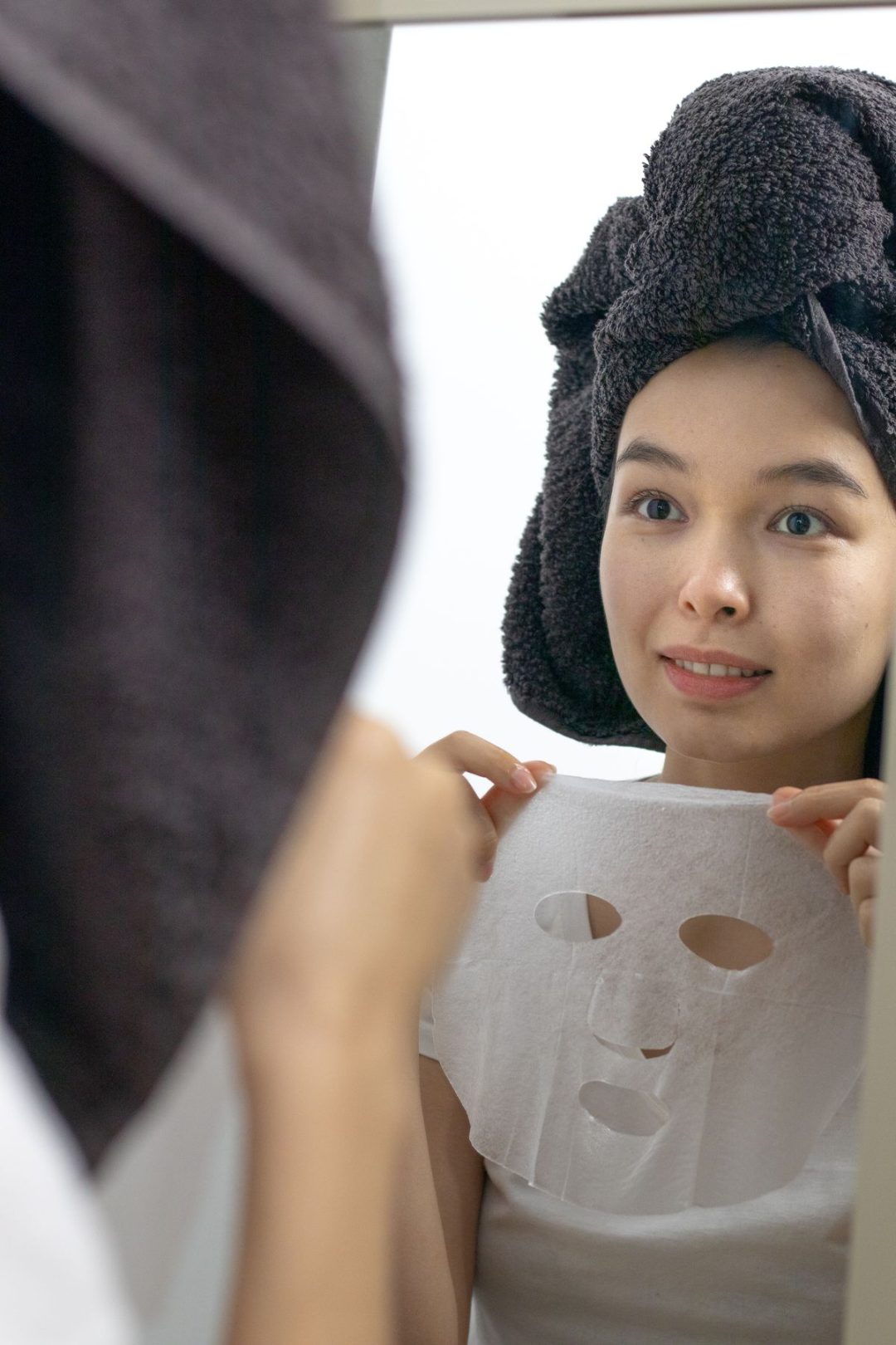 くつろぎながらケアをする女性