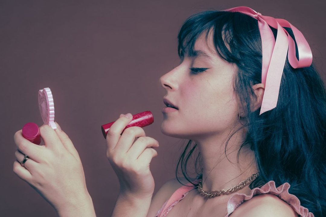 身支度をする女性
