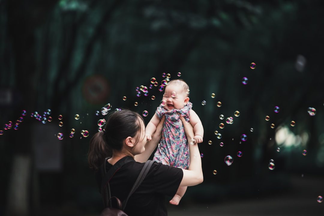 シャボン玉で遊ぶ子ども